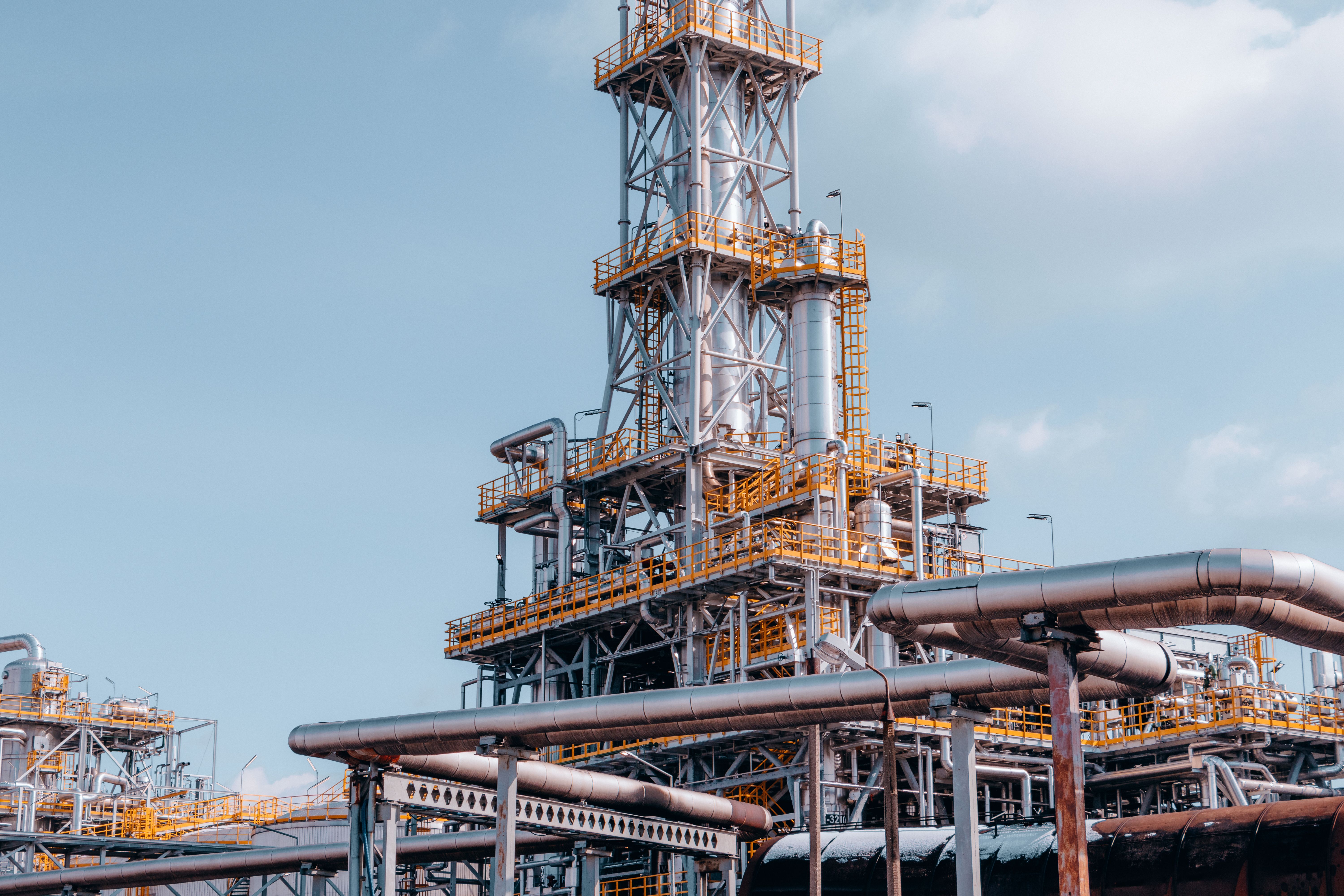 Imagen representativa de un complejo industrial con tuberías y contenedores