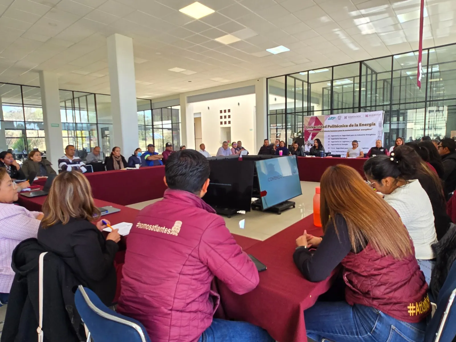 Imagen representativa de personal docente reunido