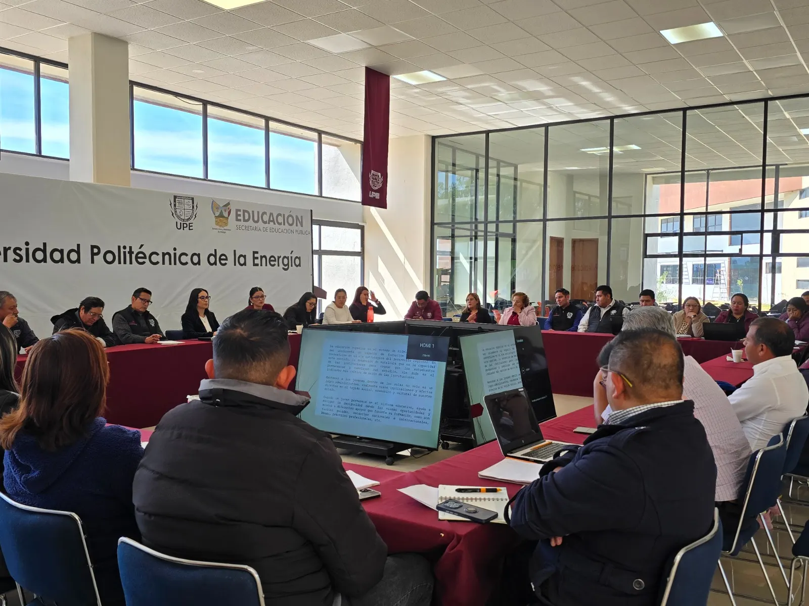 Imagen representativa de personal docente reunido