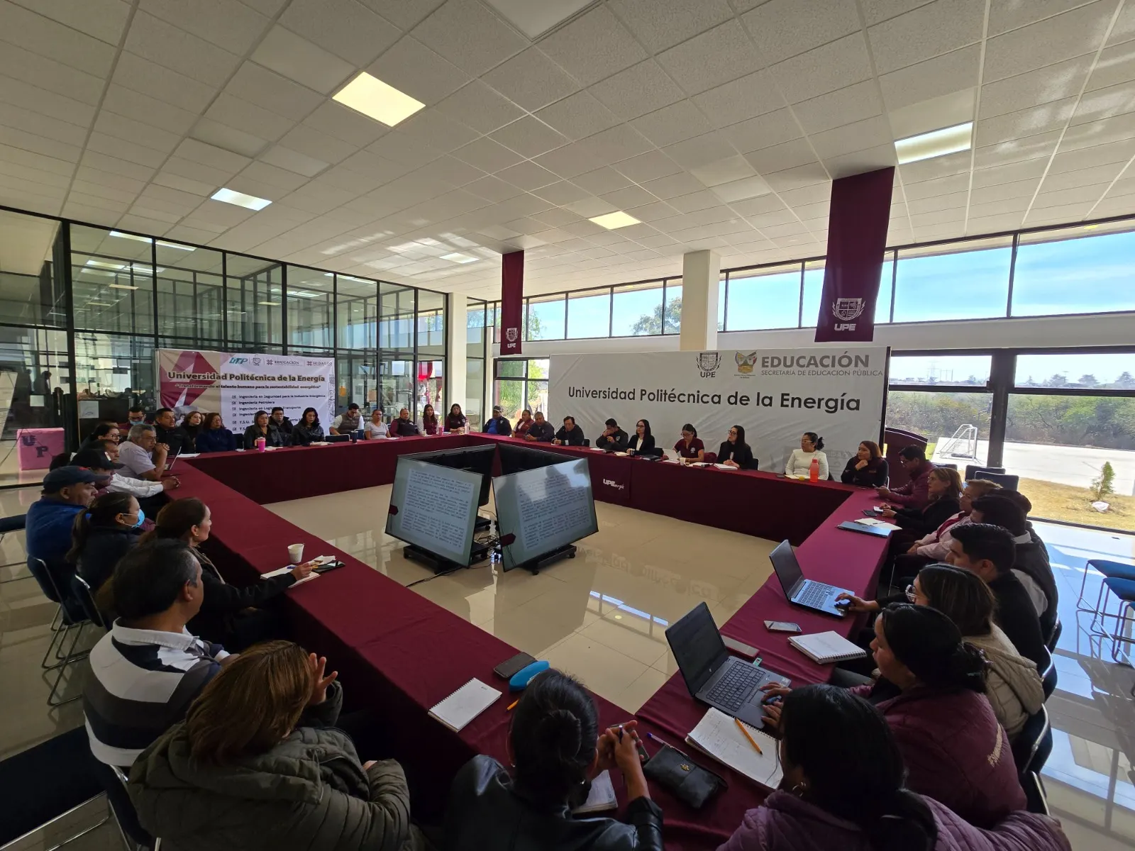 Imagen representativa de personal docente reunido
