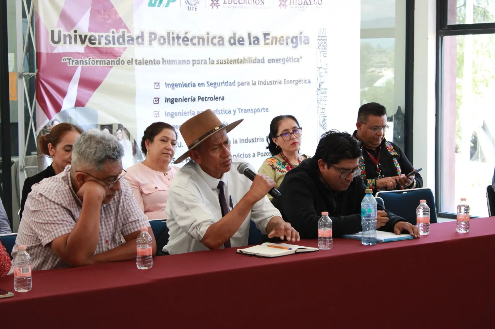 Imagen representatiba de un Docente hablando