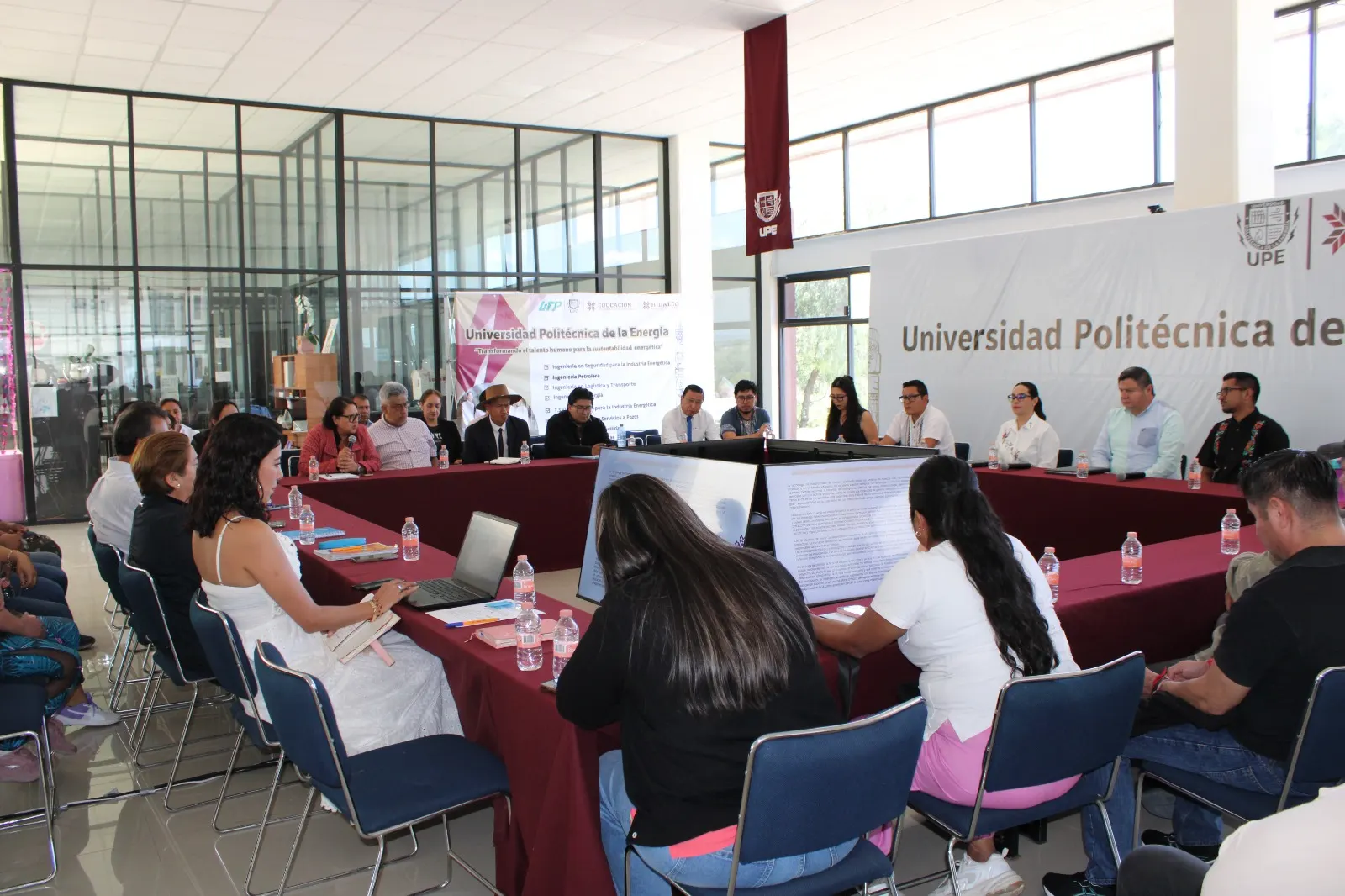 Imagen representativa de personal docente reunido