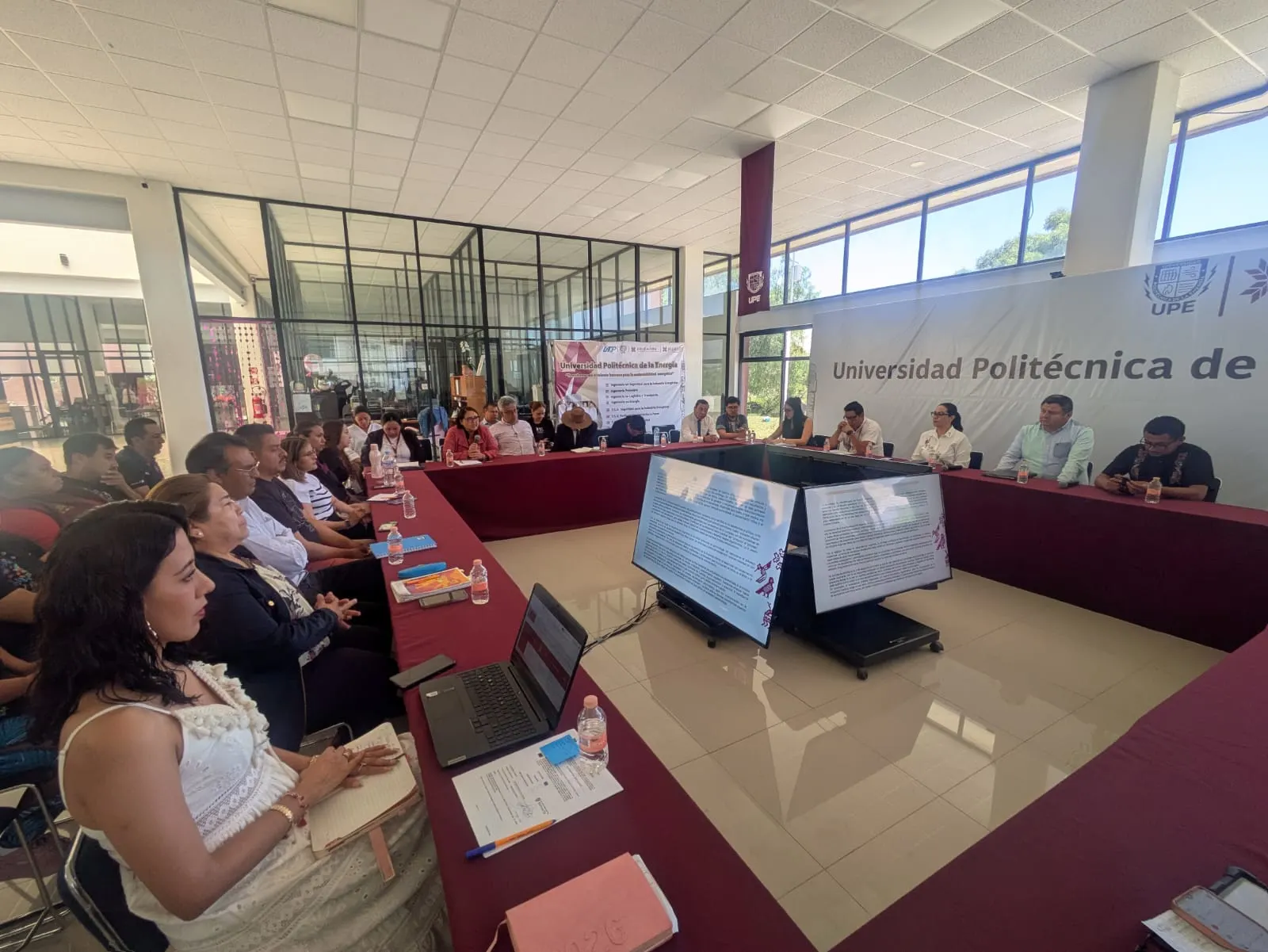 Imagen representativa de personal docente reunido