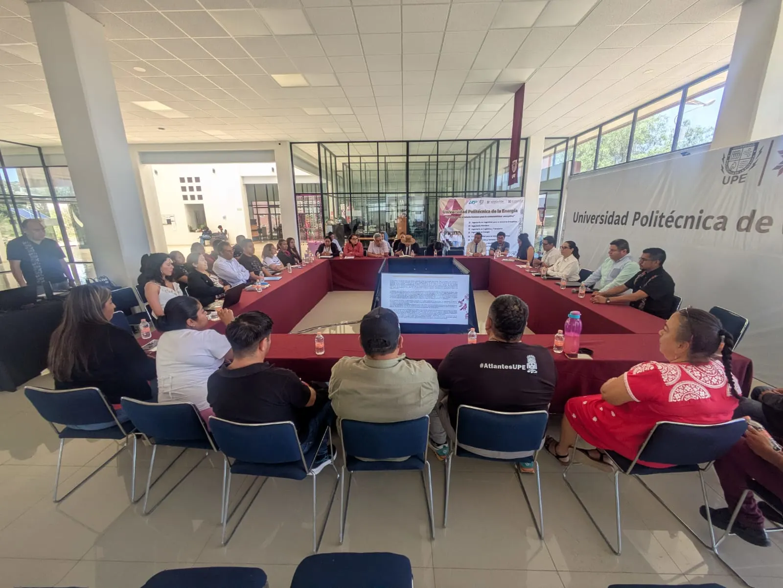 Imagen representativa de personal docente reunido
